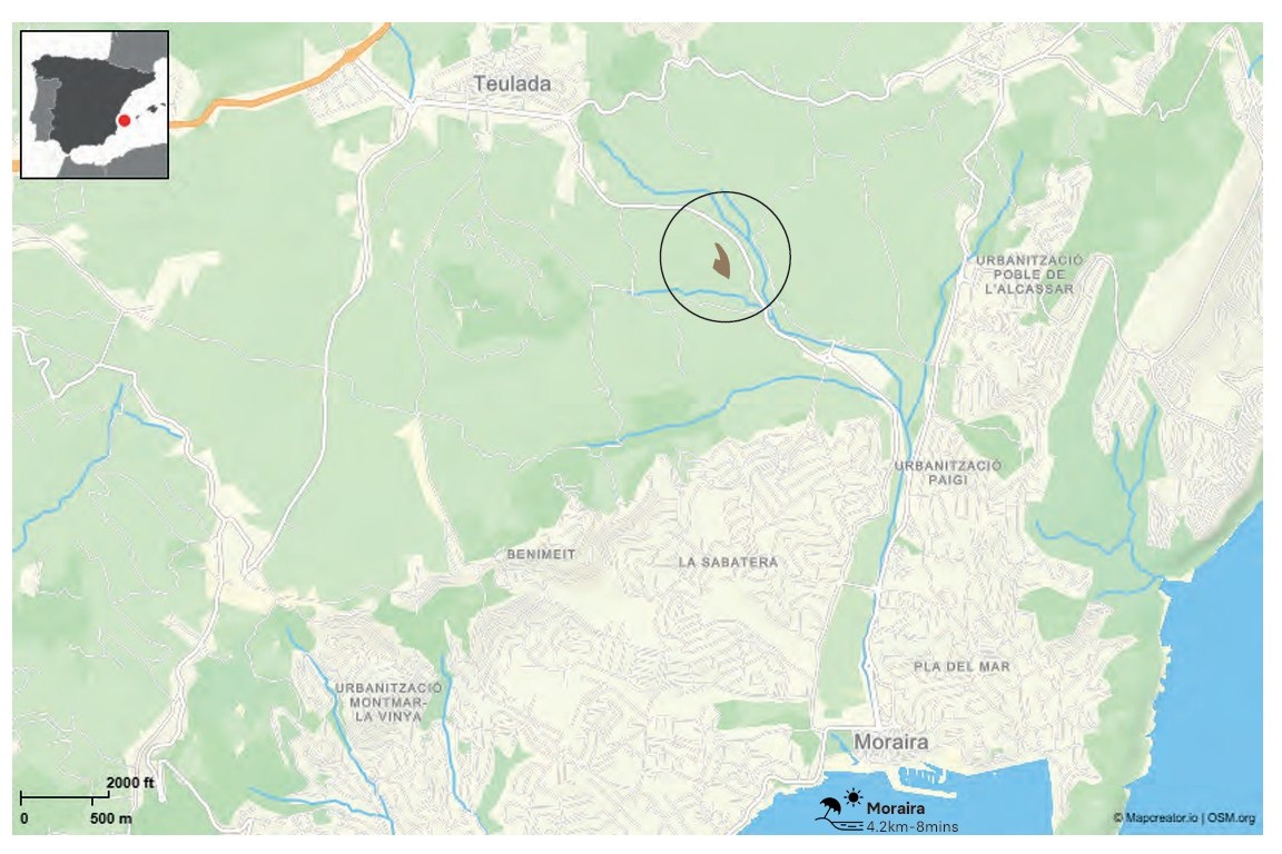 Carte de localisation situant le terrain de 10 920 m2 dans l'arrière-pays de Teulada-Moraira, à 4,2 km de la côte et du centre-ville.