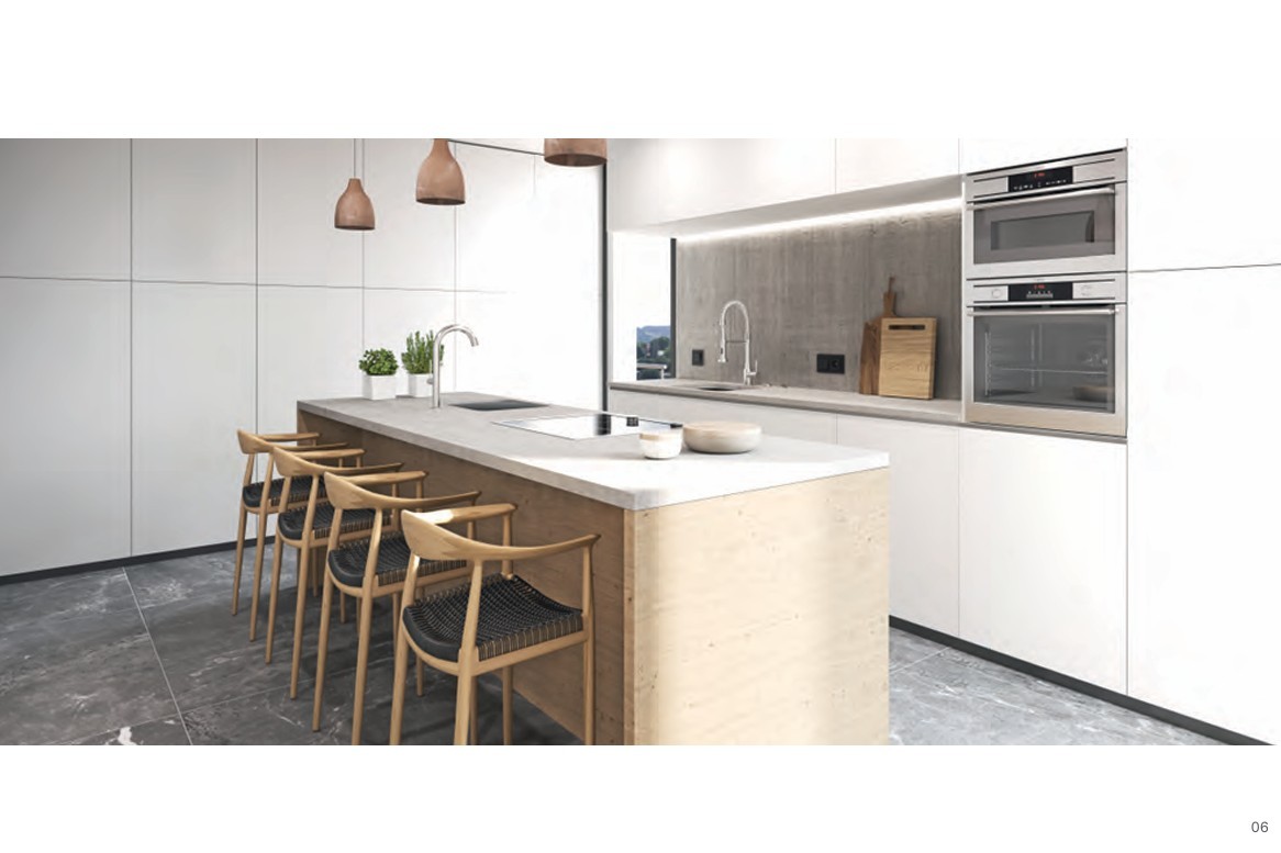 Cuisine moderne avec îlot en bois, plan de travail gris, électroménager encastré et tabourets design sur un sol en carrelage sombre.