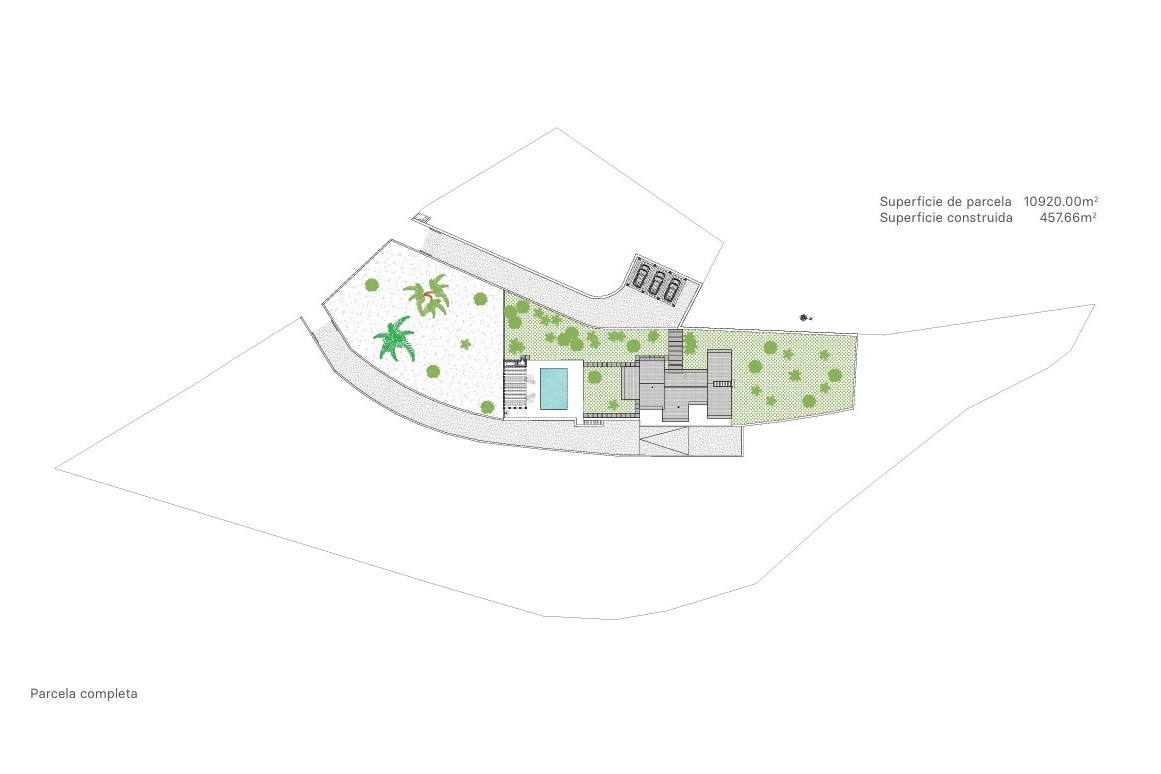 Plan de masse de la parcelle de 10 920 m² montrant l'implantation de la villa, la piscine, les jardins méditerranéens et l'aire de stationnement.