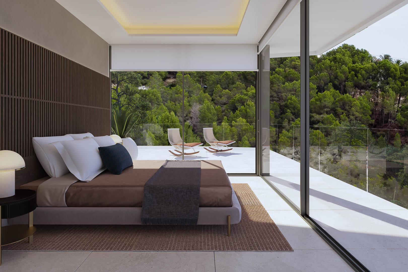 Chambre principale avec baies vitrées, terrasse privée offrant une vue sur la forêt et mur d'accent en bois à lattes avec éclairage indirect au plafond.