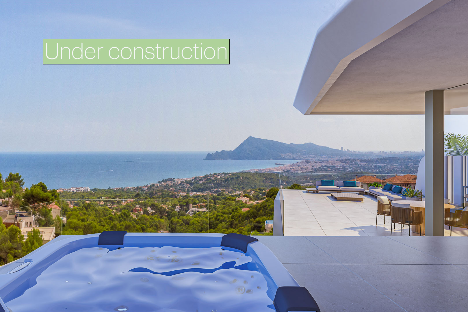 Terrasse avec spa extérieur offrant une vue panoramique sur la mer et la Sierra Helada. Espace de vie ouvert avec garde-corps en verre et mobilier contemporain.