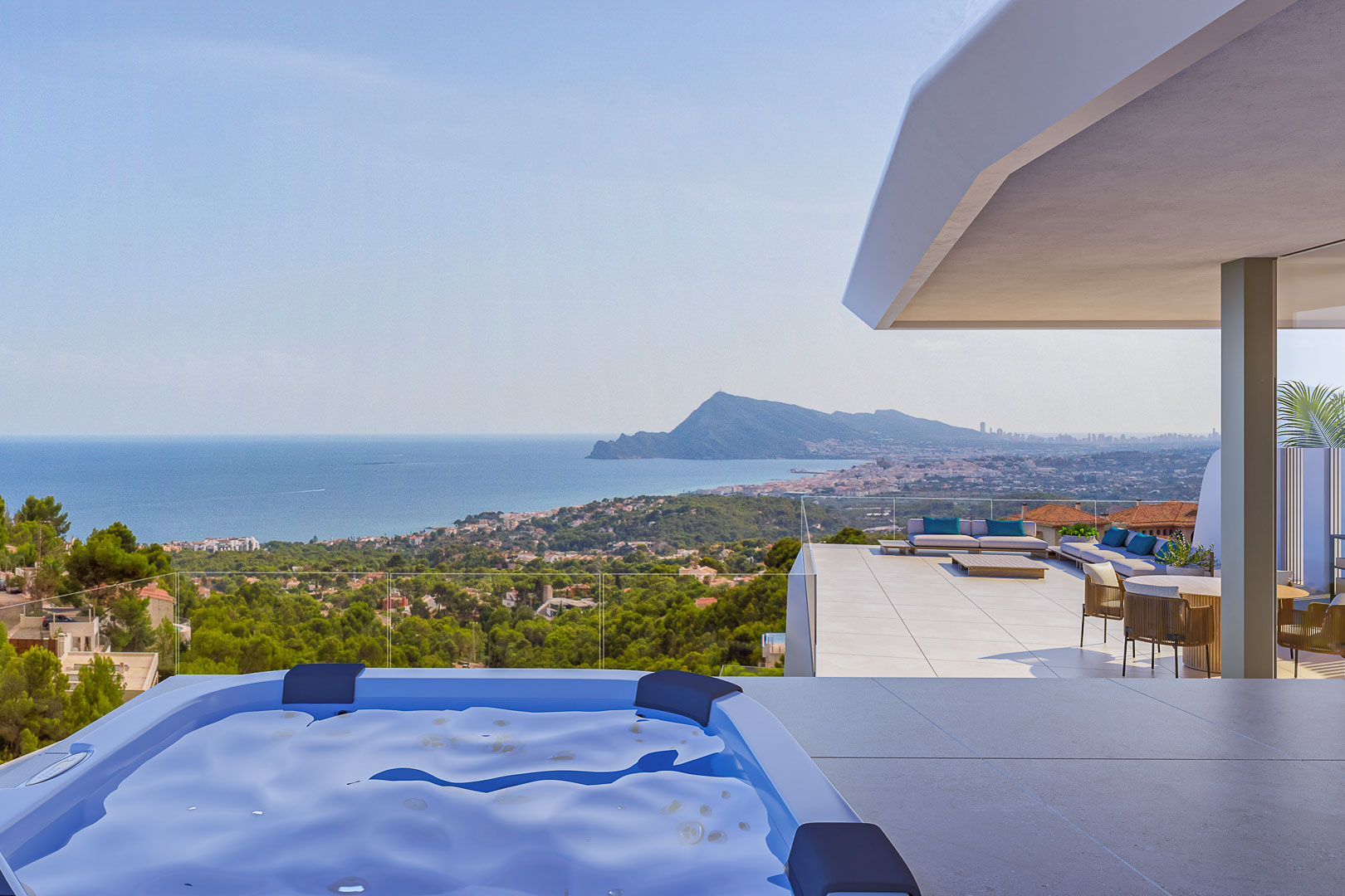 Terrasse principale avec spa extérieur et vue panoramique sur la baie d'Altea. Comprend un salon d'été avec mobilier design et garde-corps en verre pour une vue dégagée.