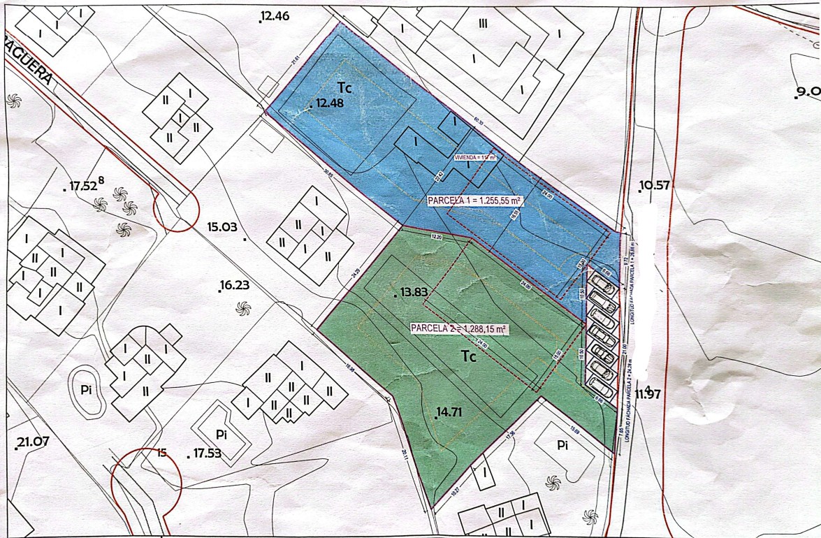 Plan de masse technique illustrant la division du terrain en deux parcelles de 1 255 m² et 1 288 m², avec emprises au sol et zones de stationnement.