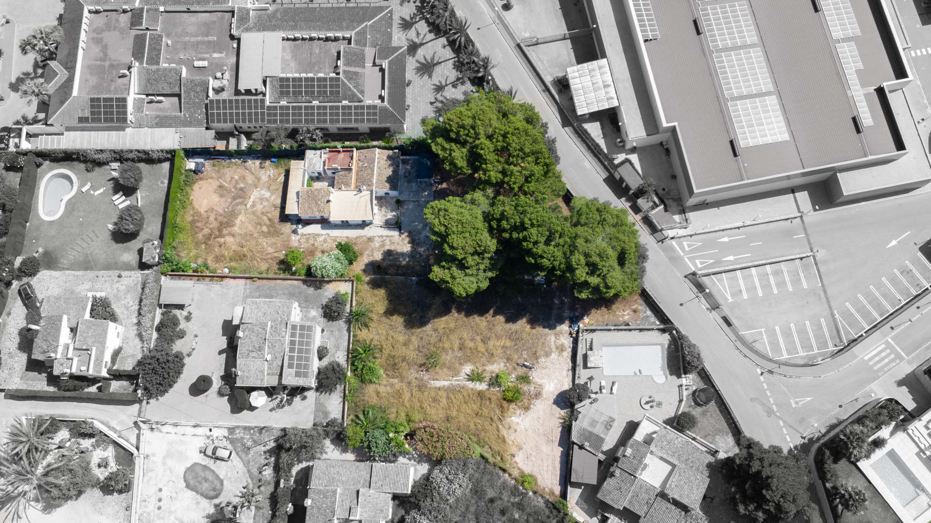 Vue aérienne zénithale du terrain de 2 600 m² à Jávea, illustrant la villa actuelle, la végétation dense et les possibilités de division parcellaire pour deux projets.