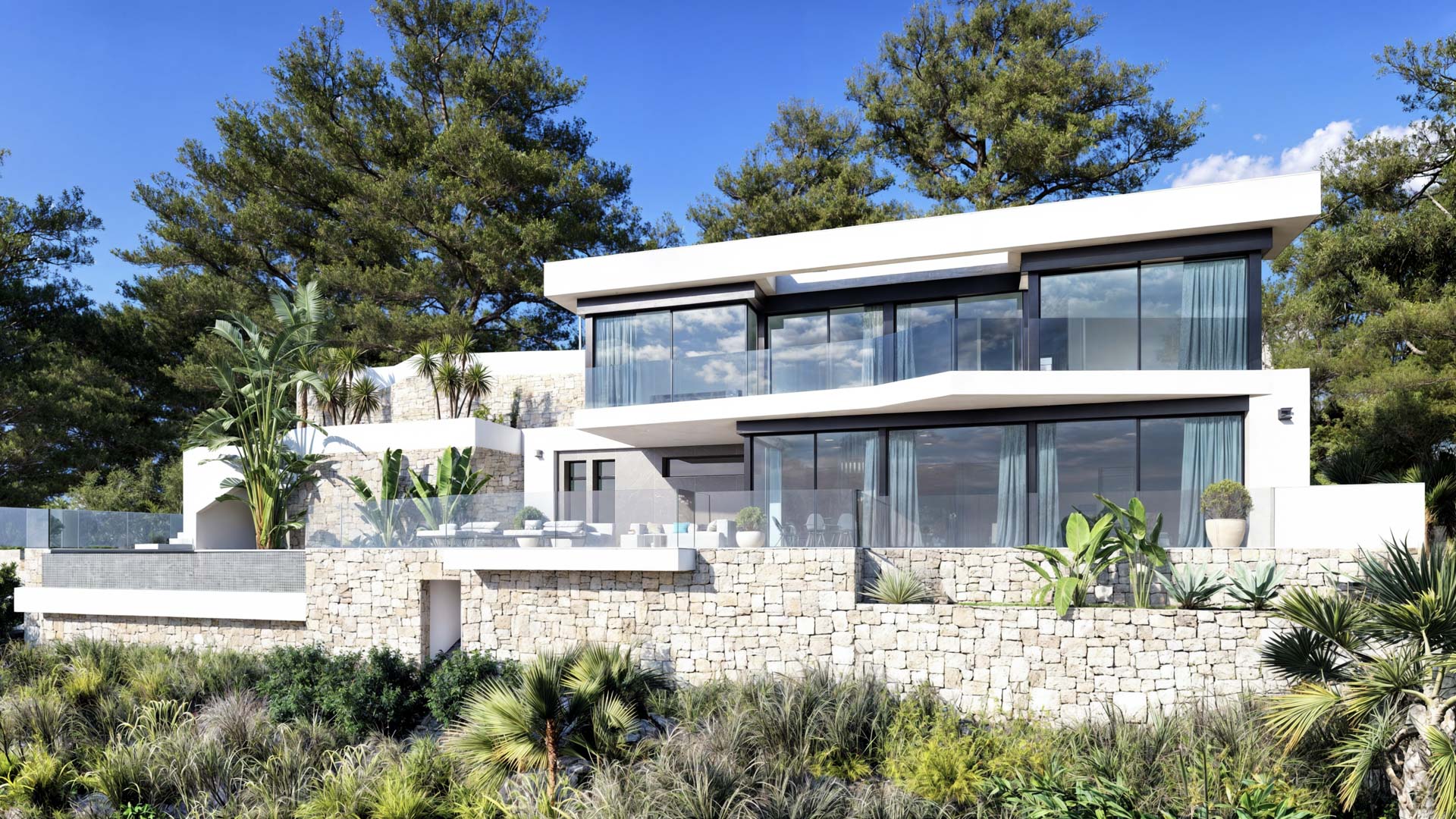 Façade contemporaine avec murs en pierre naturelle, grandes baies vitrées et terrasses avec garde-corps en verre, nichée dans un paysage de pins méditerranéens.