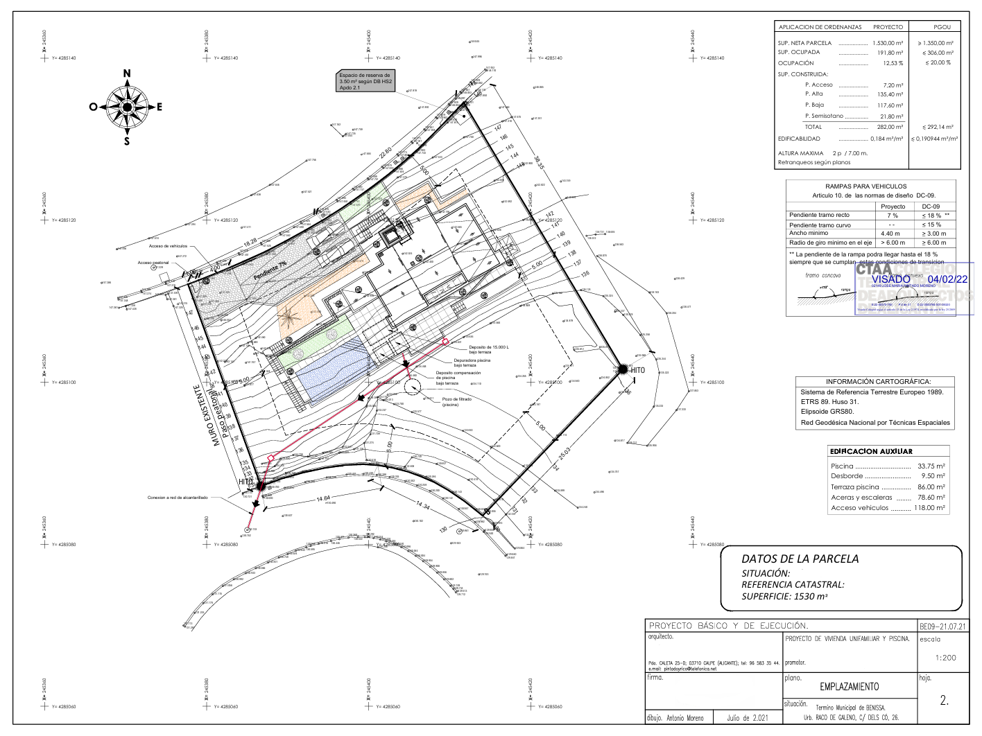 Plan de situation technique détaillant l'occupation de la parcelle de 1 530 m², l'emplacement de la piscine et les rampes d'accès pour véhicules.