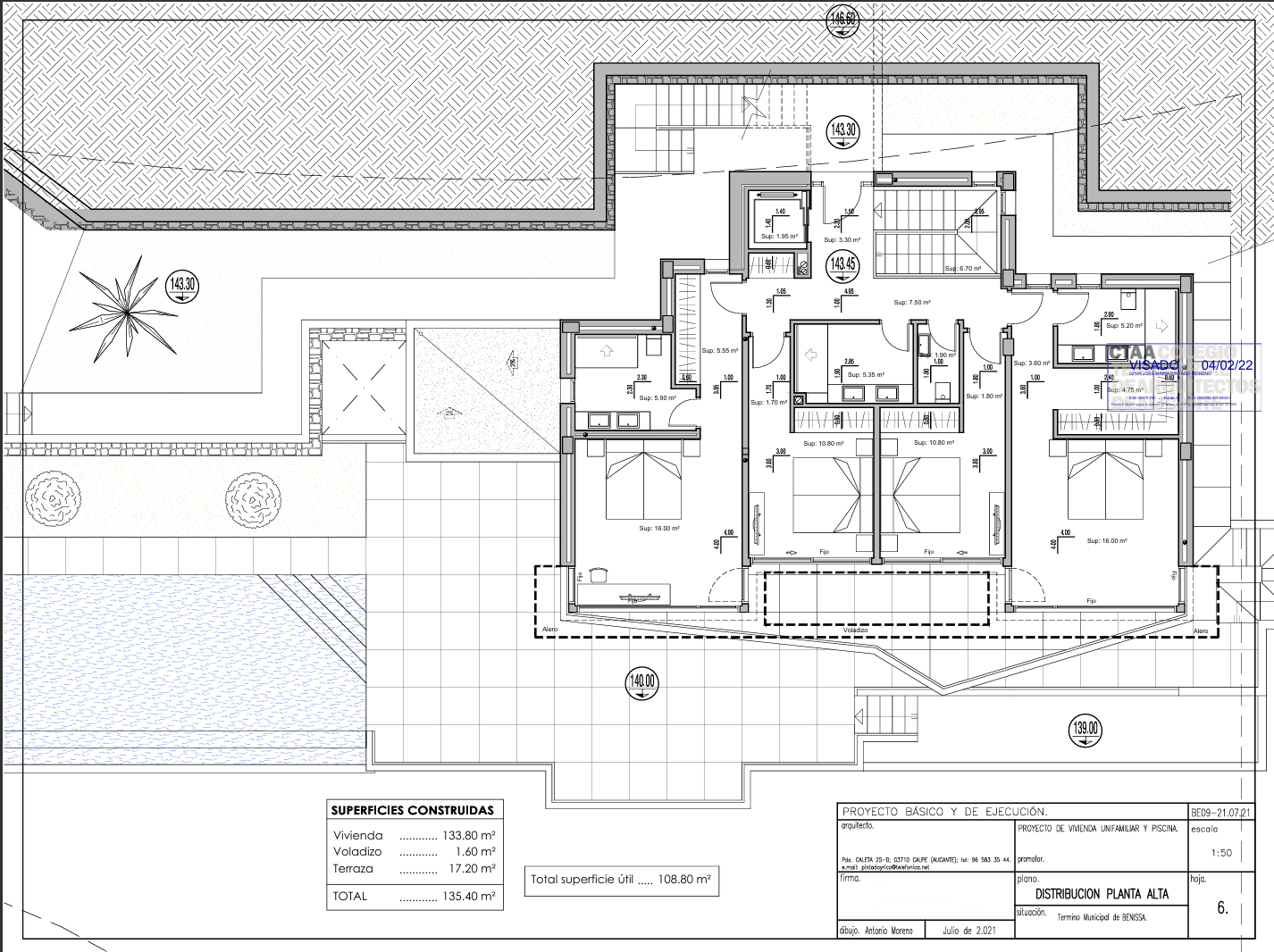 Plan technique de l'étage supérieur détaillant l'agencement des chambres en suite, des terrasses et des surfaces, pour un total de 135,40 m² construits.