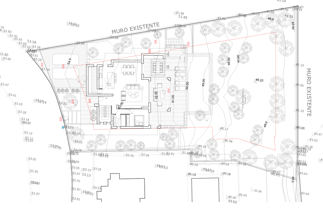 Plan de masse technique du rez-de-chaussée, détaillant l'agencement intérieur, la zone de la piscine et l'aménagement paysager sur le terrain.