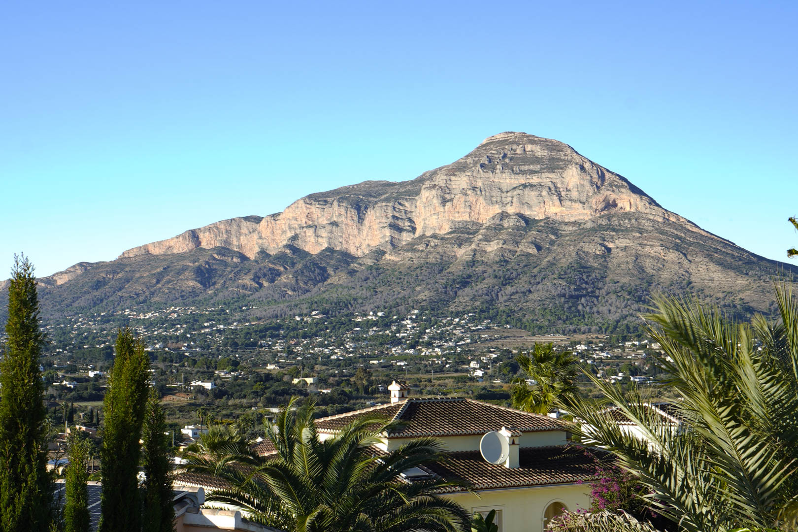 Vue panoramique de la villa avec le Montgó en arrière-plan, soulignant l'intégration architecturale dans le paysage.