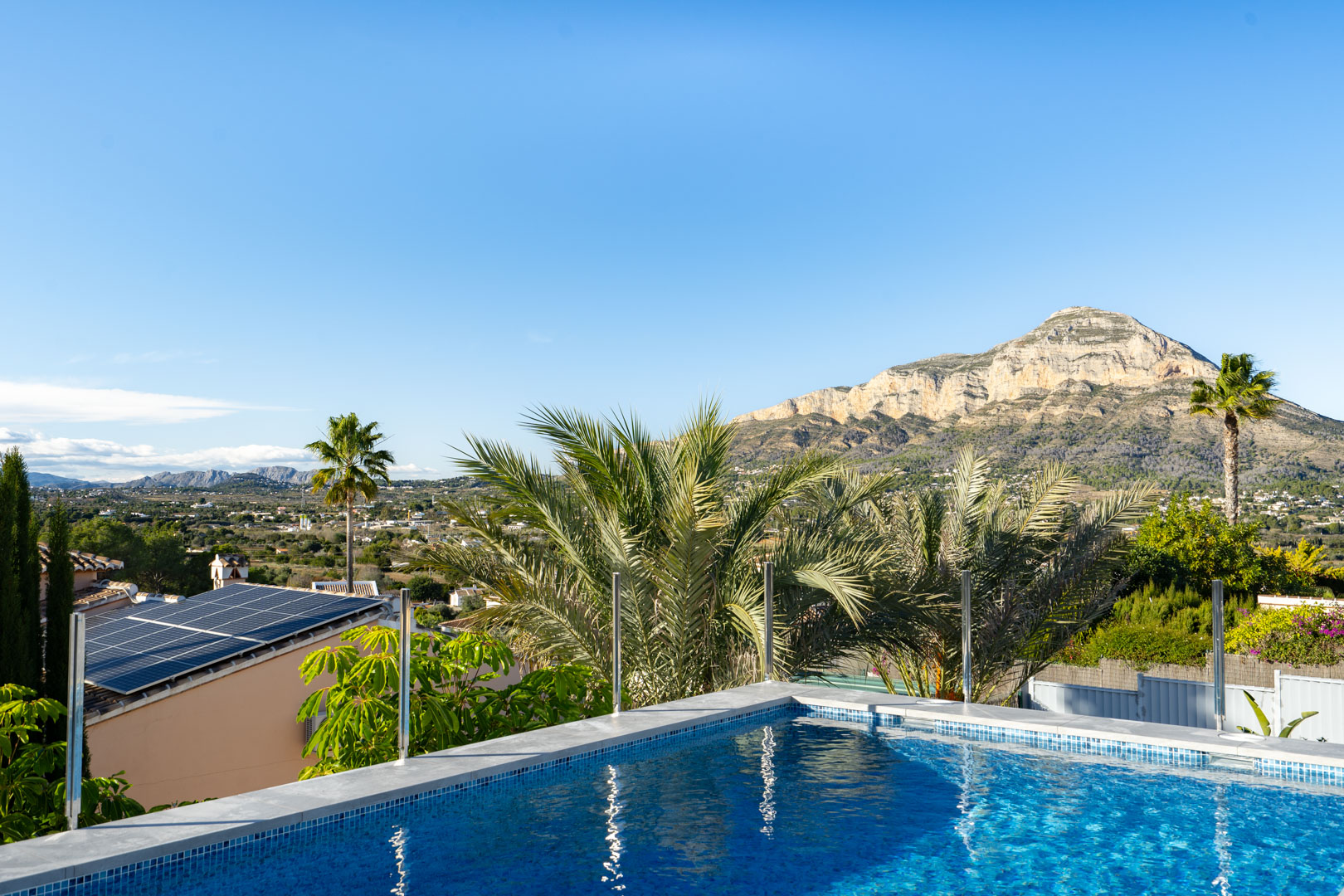 Vue sur la piscine carrelée de bleu avec le Montgó en arrière-plan, Jávea.