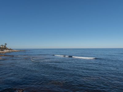 Vue sur la mer Méditerranée depuis la côte rocheuse de Las Rotas, Denia. Une journée ensoleillée avec un ciel clair.