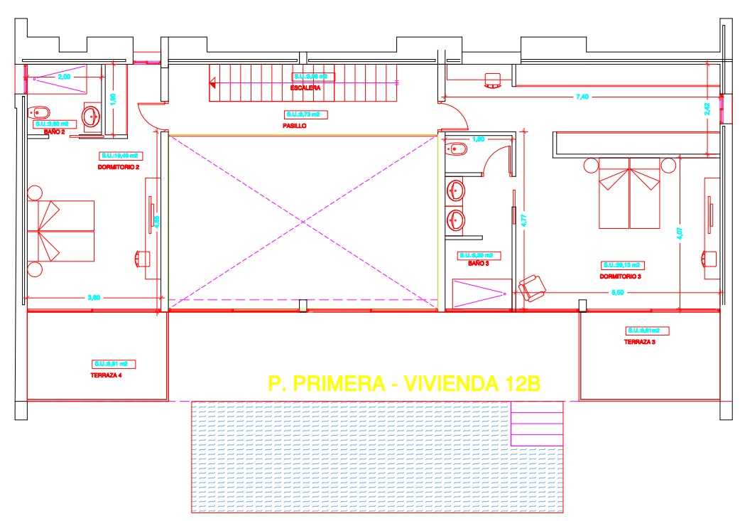 Plan technique du premier étage illustrant deux chambres avec salles de bains attenantes, terrasses privées et un couloir central desservant l'escalier.