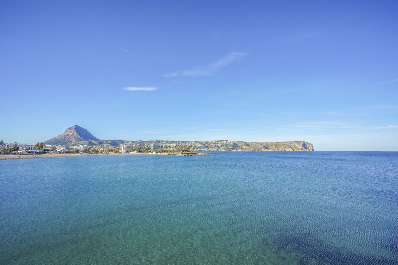 Vue panoramique sur la baie de Jávea avec le mont Montgó en arrière-plan et des eaux turquoise, à seulement un kilomètre de la résidence.