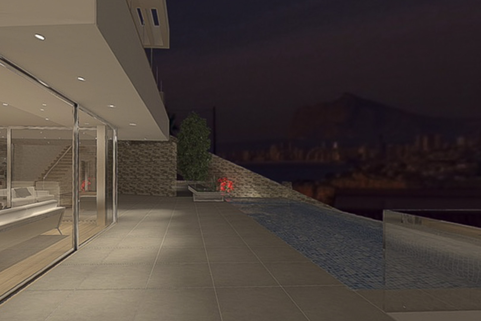 Terrasse nocturne avec piscine à débordement et carrelage grand format, offrant une transition fluide vers le salon intérieur par de larges baies vitrées.