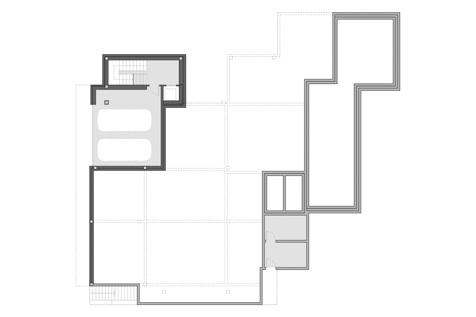 Plan technique du sous-sol illustrant un garage pour deux voitures, l'accès par escalier et ascenseur, ainsi que des locaux techniques et de rangement.
