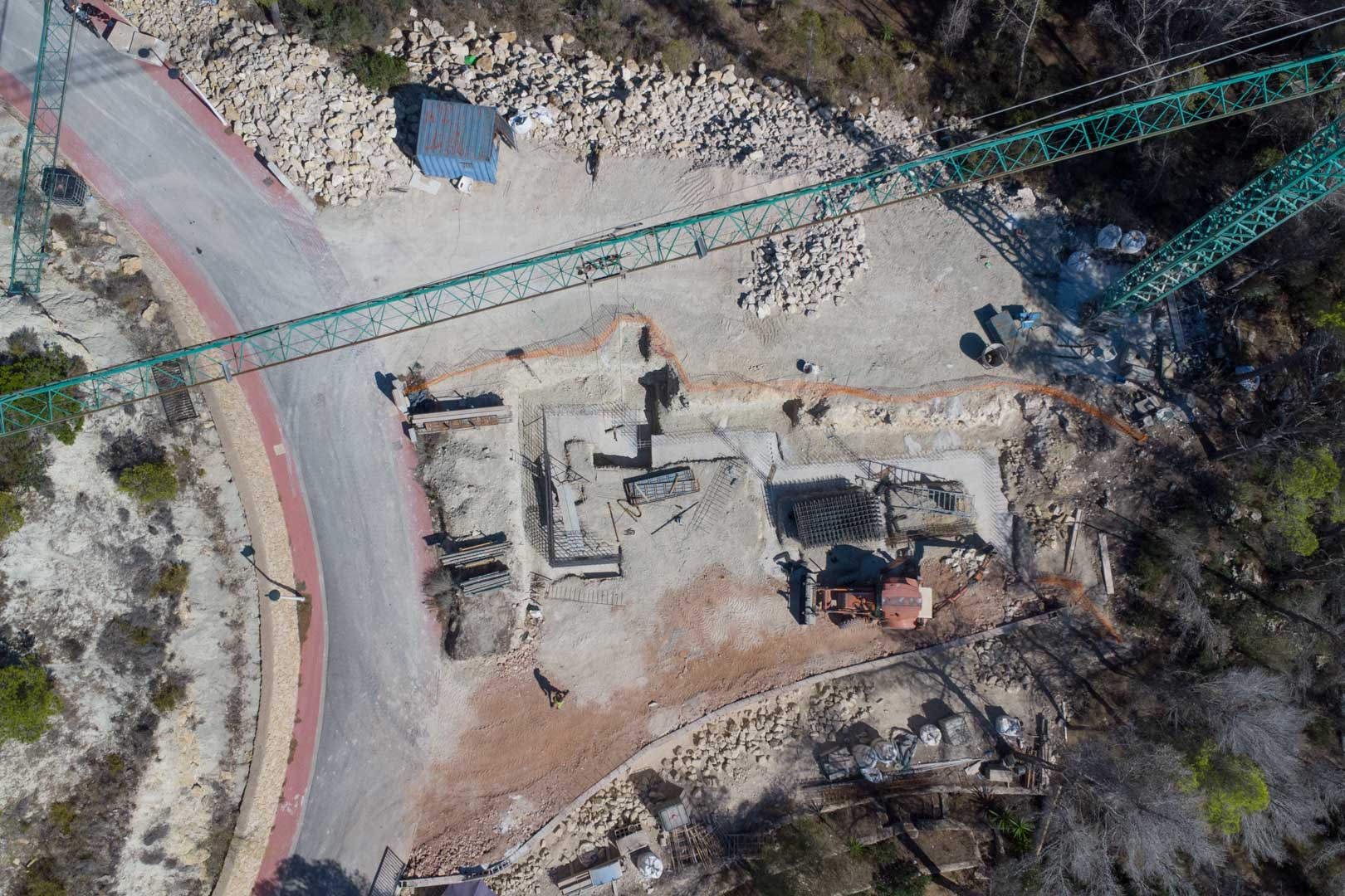 Vue aérienne de la phase initiale de construction, illustrant les fondations, le ferraillage et la grue sur le terrain à Moraira.