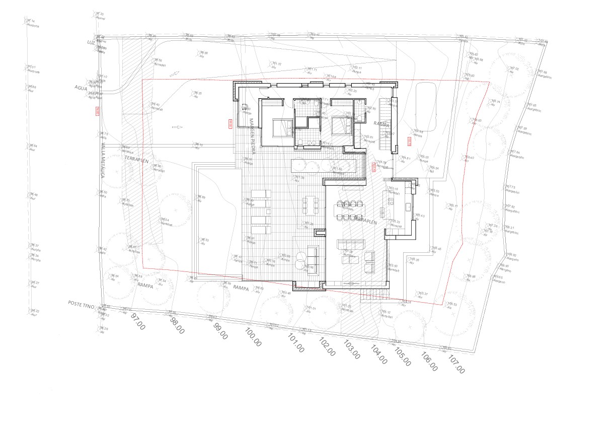 Plan technique du niveau principal détaillant la disposition du salon, de la cuisine ouverte, des chambres avec salle de bain et de la terrasse avec piscine.