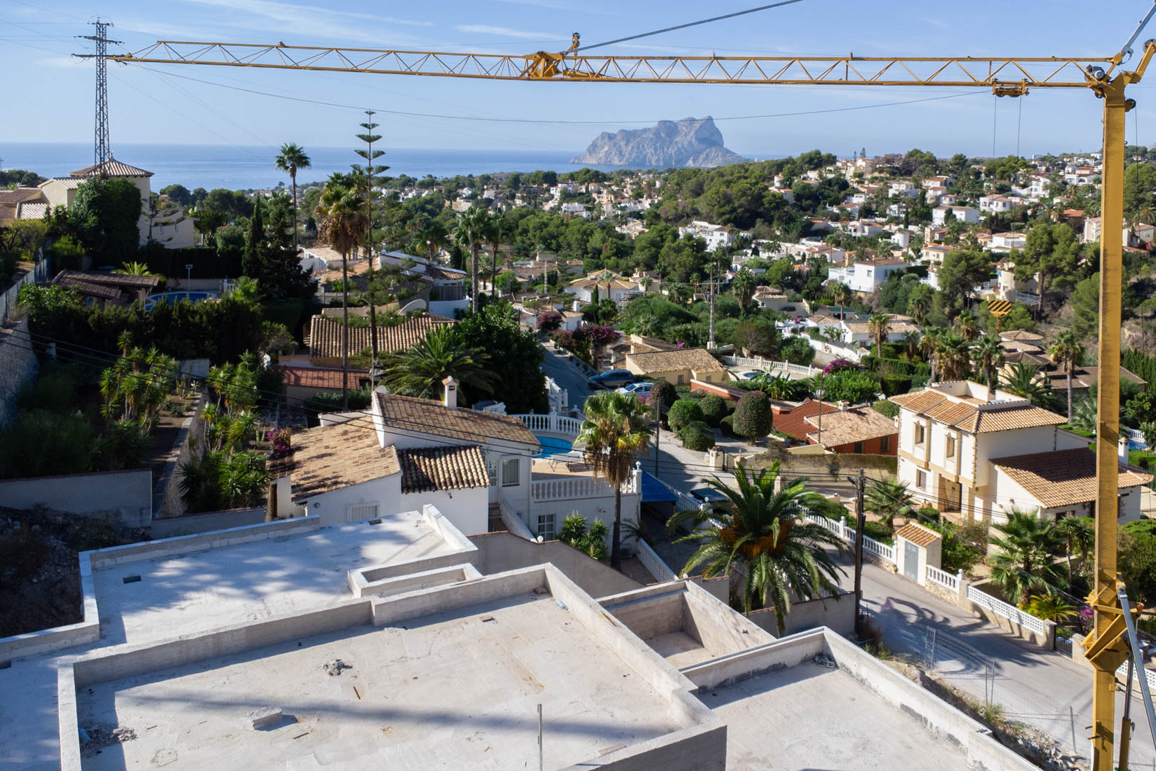 Vues panoramiques depuis le niveau supérieur de la villa en construction, surplombant le quartier de San Jaime vers la mer Méditerranée et le Peñón de Ifach.