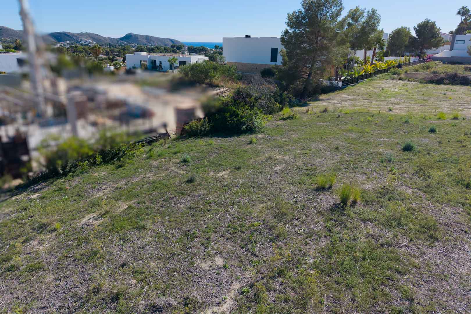 Terrain urbain plat à El Tesoro, Moraira, avec vue sur la vallée et la mer Méditerranée, situé à proximité de villas de design moderne.