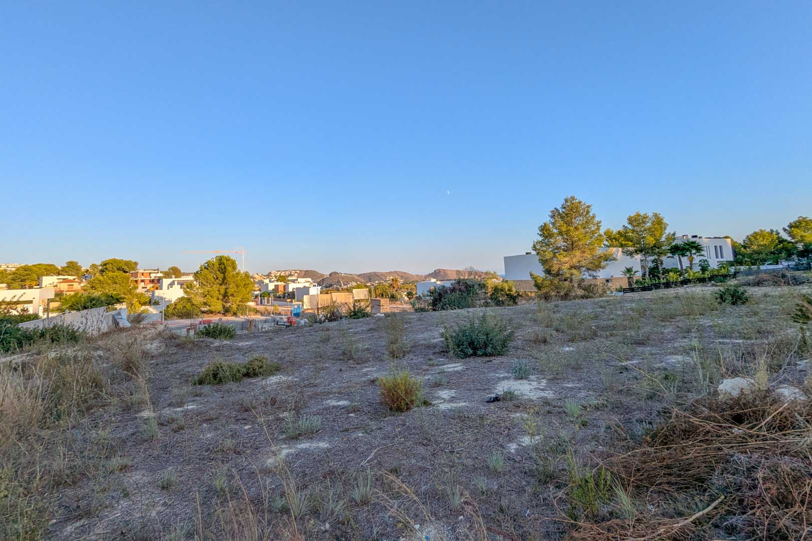 Terrain urbain plat à El Tesoro offrant des vues dégagées sur la vallée, entouré de villas modernes dans un quartier résidentiel en pleine expansion.