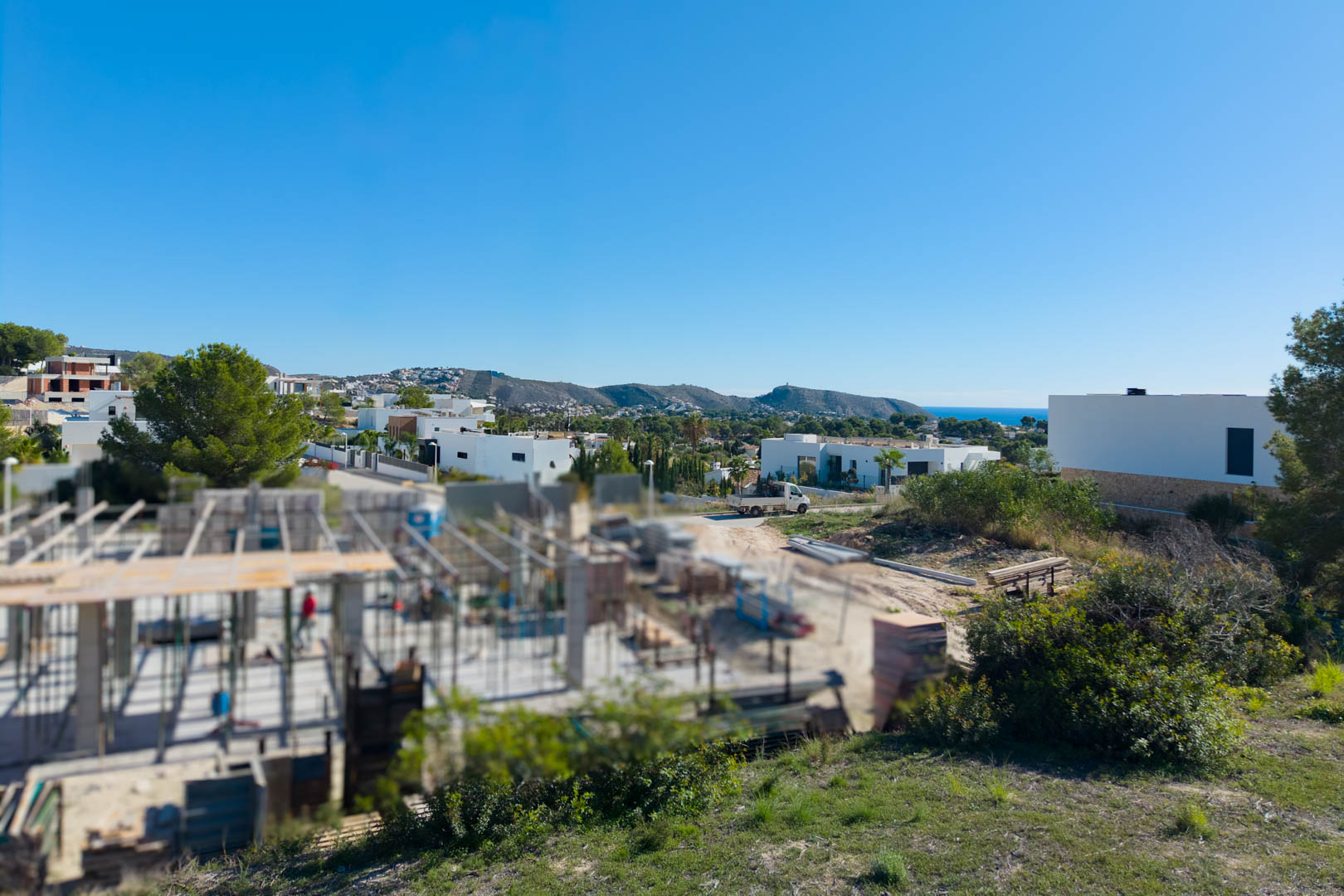 Vue panoramique depuis le terrain d'El Tesoro, illustrant l'architecture moderne environnante, les vues sur la vallée et l'horizon de la mer Méditerranée.