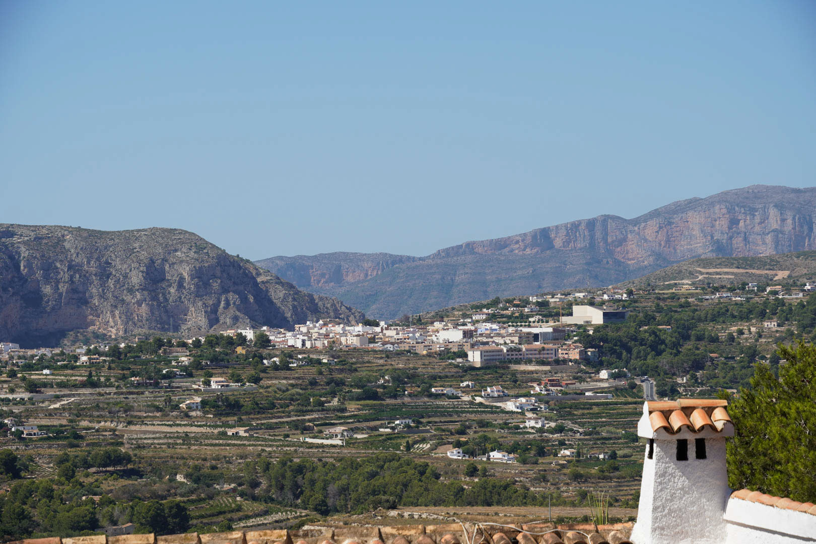 Vues panoramiques depuis la propriété sur le village de Teulada, illustrant les terrasses agricoles traditionnelles et les montagnes environnantes de la région.