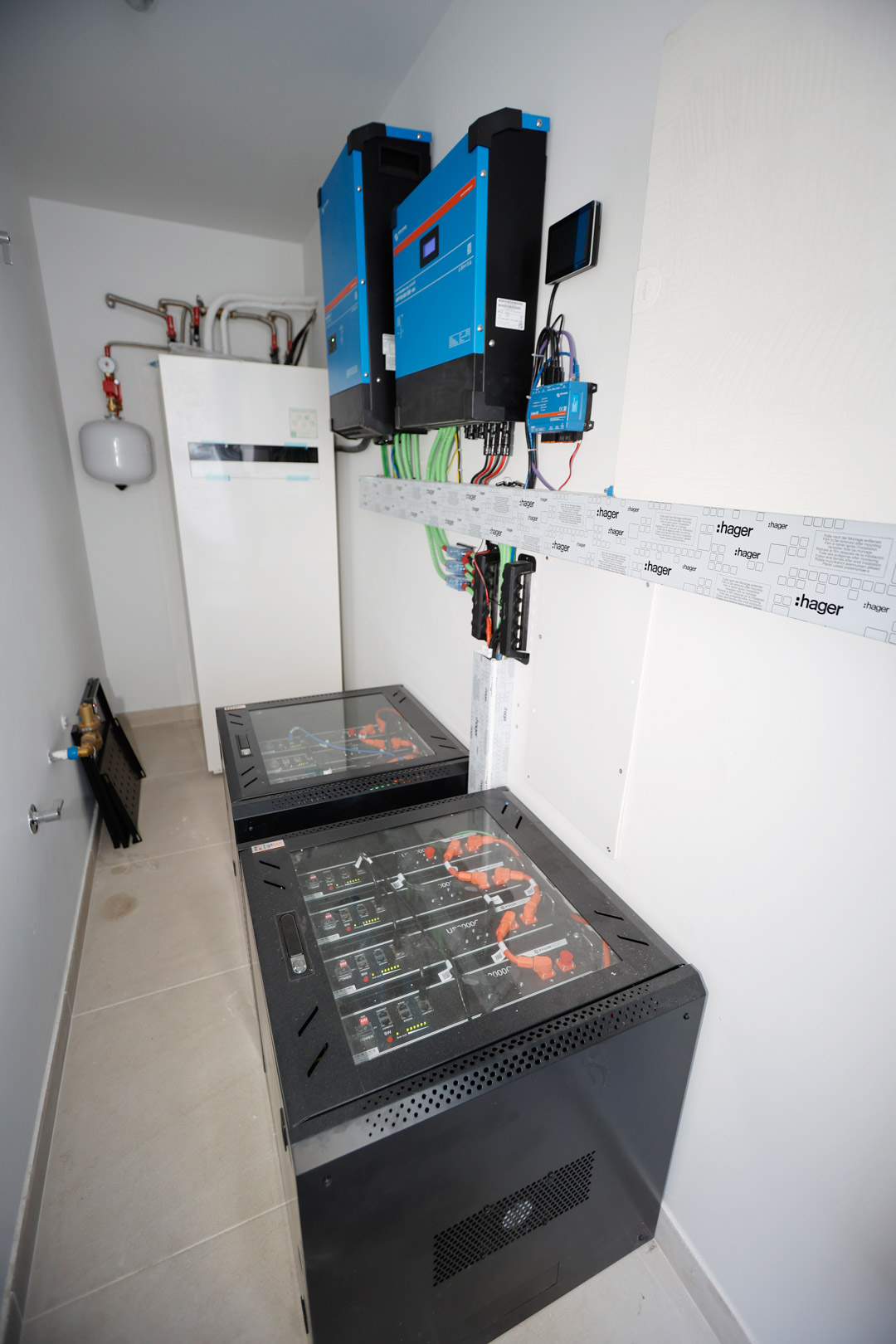 Espace technique avec installation solaire de 10 kW, onduleurs Victron et baies de batteries au lithium de 19,2 kWh pour une gestion d'énergie durable.