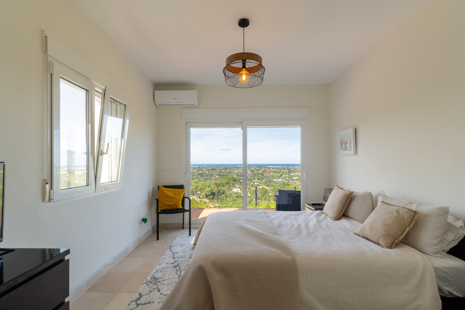 Chambre avec accès terrasse et vue panoramique sur la mer. Dispose de la climatisation, de sols en grès et d'une grande baie vitrée coulissante.