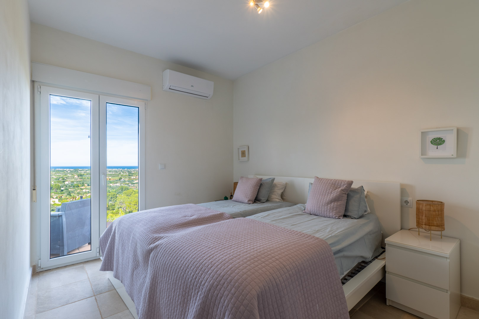 Chambre lumineuse avec accès direct à la terrasse, climatisation et vue panoramique sur la mer et les paysages verdoyants de La Sella.