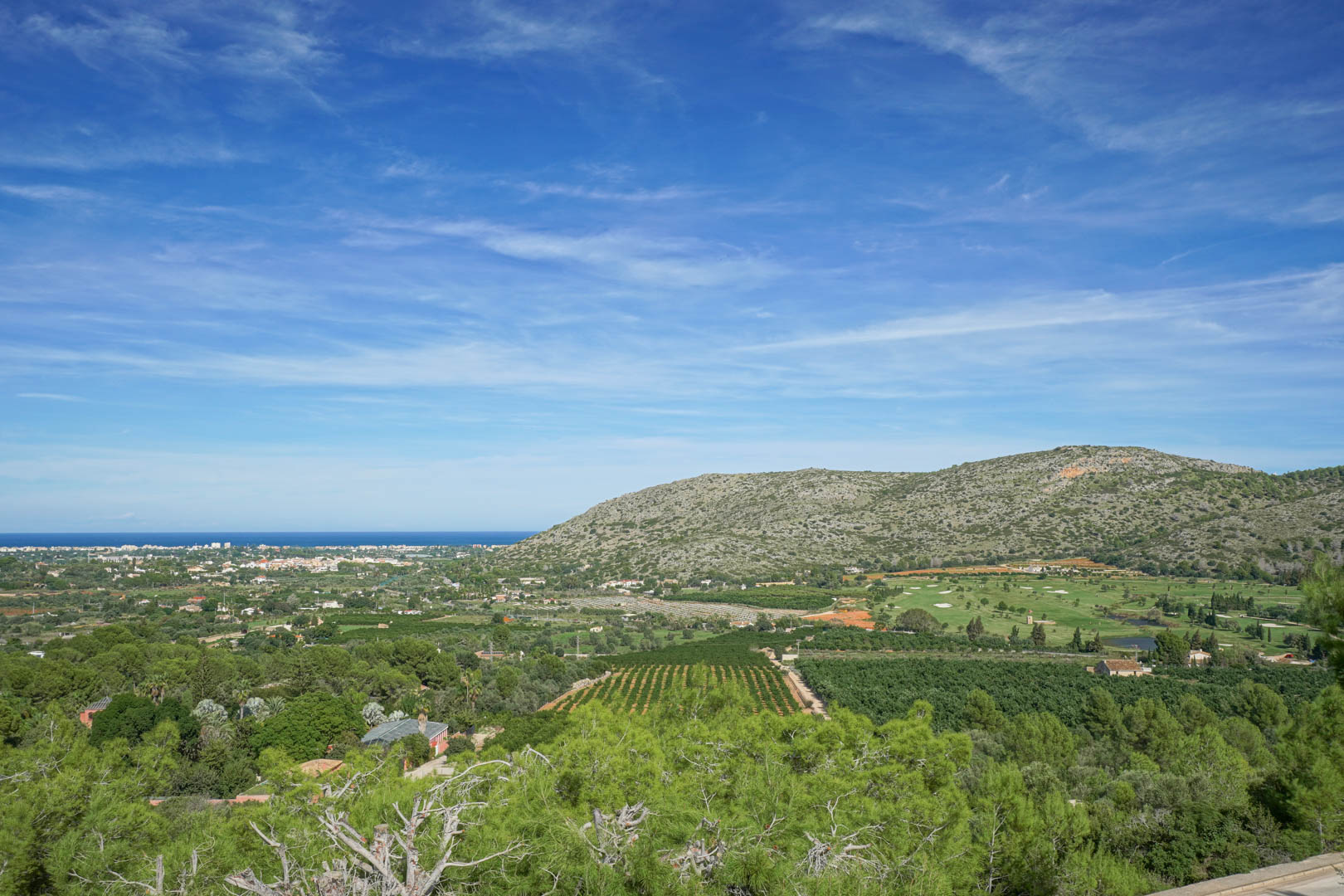 Vues panoramiques depuis la propriété sur le parcours de golf La Sella, la vallée verdoyante et l'horizon de la mer Méditerranée par temps clair.