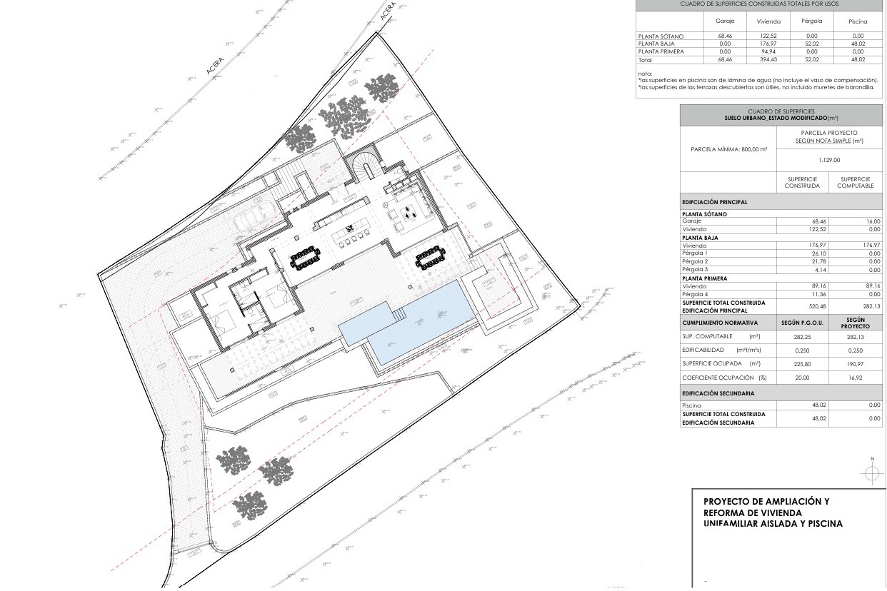 Plan de masse technique détaillant l'implantation de la villa sur la parcelle, avec la distribution du rez-de-chaussée, les terrasses, la piscine et les tableaux de surfaces.