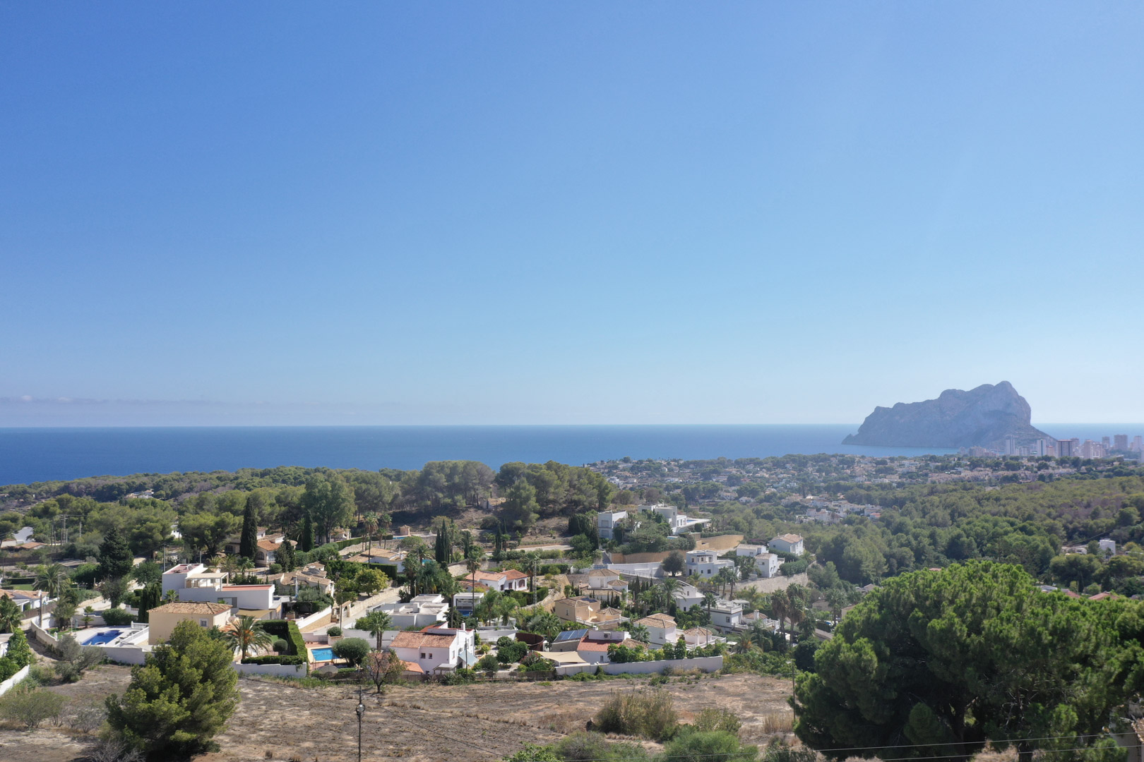 Vues panoramiques sur la mer Méditerranée et le Peñón de Ifach depuis l'emplacement surélevé du terrain dans l'urbanisation Racó de Galeno, Benissa.