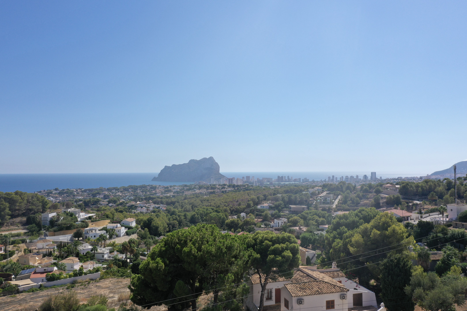 Vues panoramiques sur la mer Méditerranée, le Peñón de Ifach et la silhouette de Calpe depuis l'emplacement privilégié de la villa à Benissa.