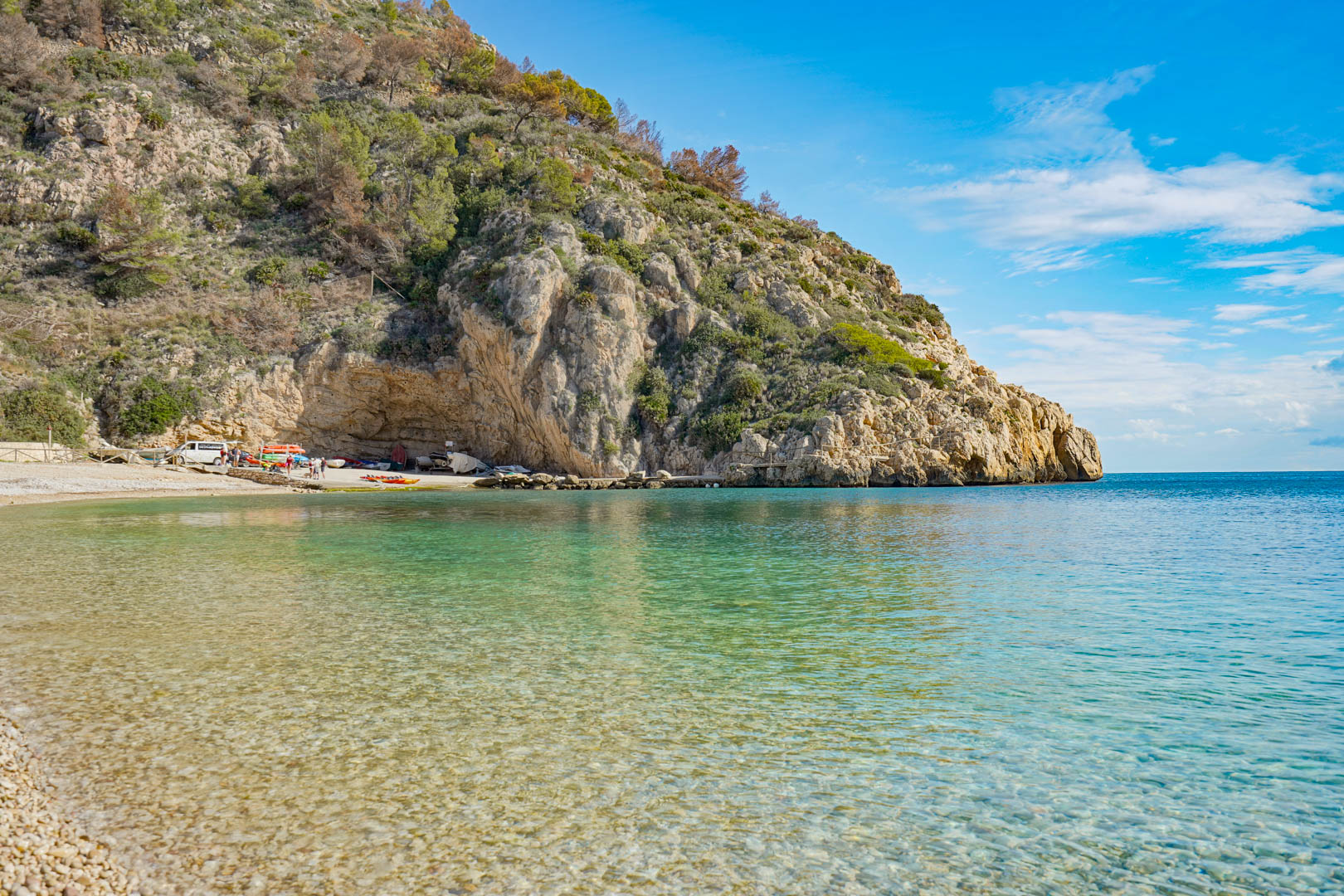 Vue de la plage de la Granadella à Jávea, avec ses eaux turquoise et ses falaises escarpées, située à proximité immédiate de la villa.