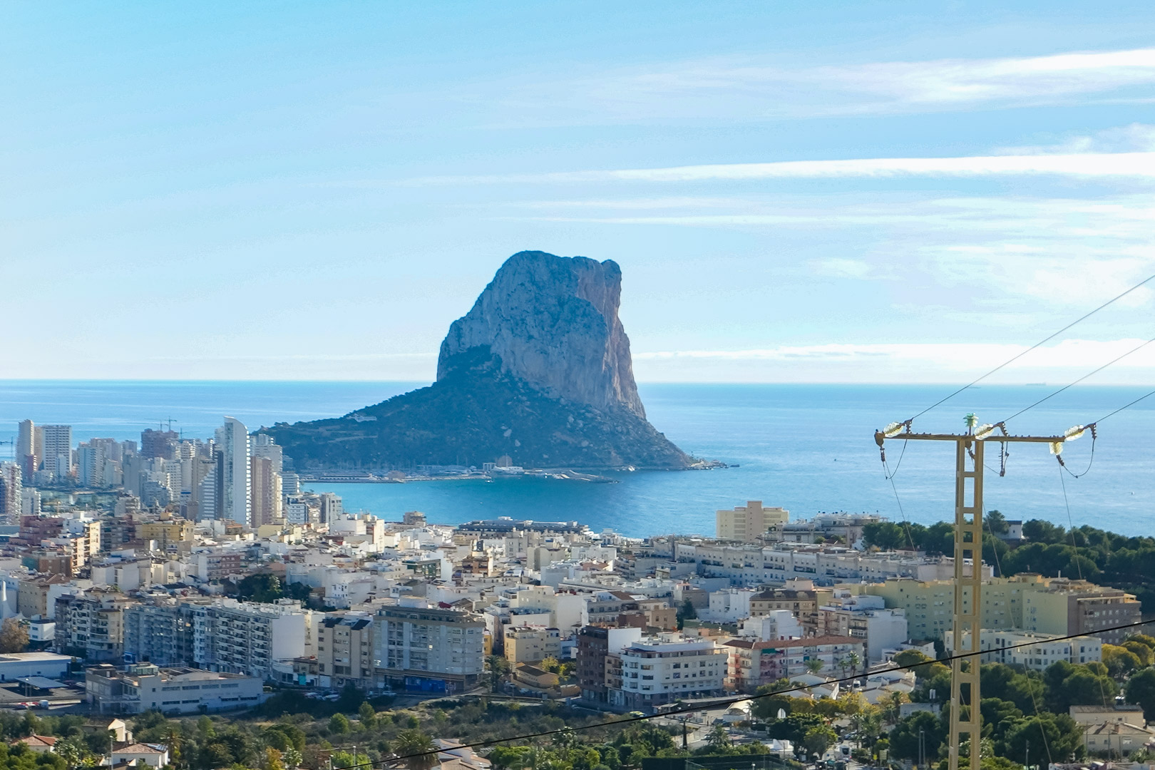 Vue panoramique depuis la propriété sur le Peñón de Ifach, la mer Méditerranée et la silhouette urbaine de Calpe par temps clair.
