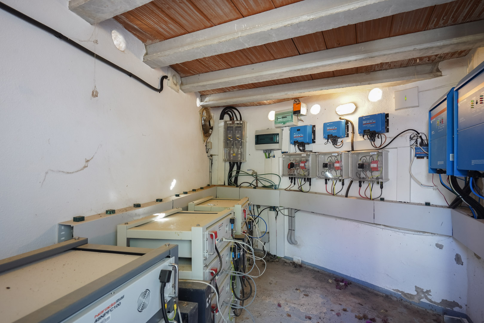 Local technique abritant un système photovoltaïque de 30 kW avec onduleurs Victron Energy et tours de batteries au lithium Narada.