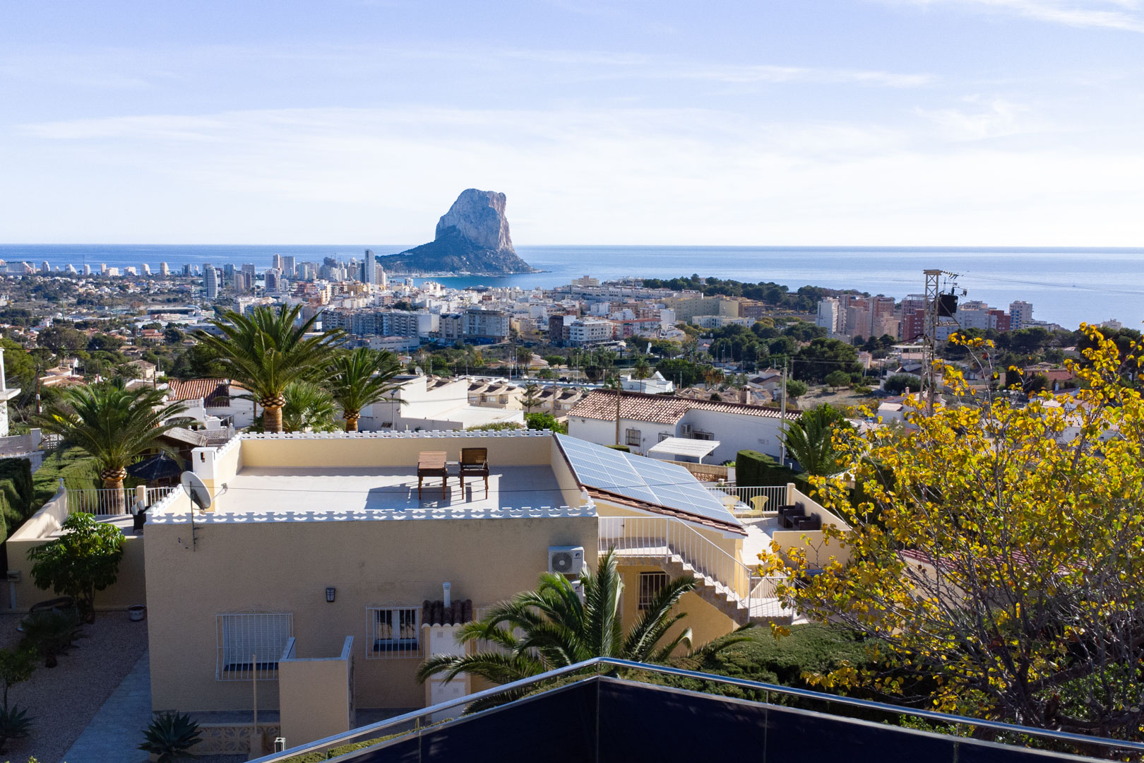 Vue panoramique depuis la propriété sur le Peñón de Ifach et la skyline de Calpe, illustrant la proximité de la mer et le quartier résidentiel calme.
