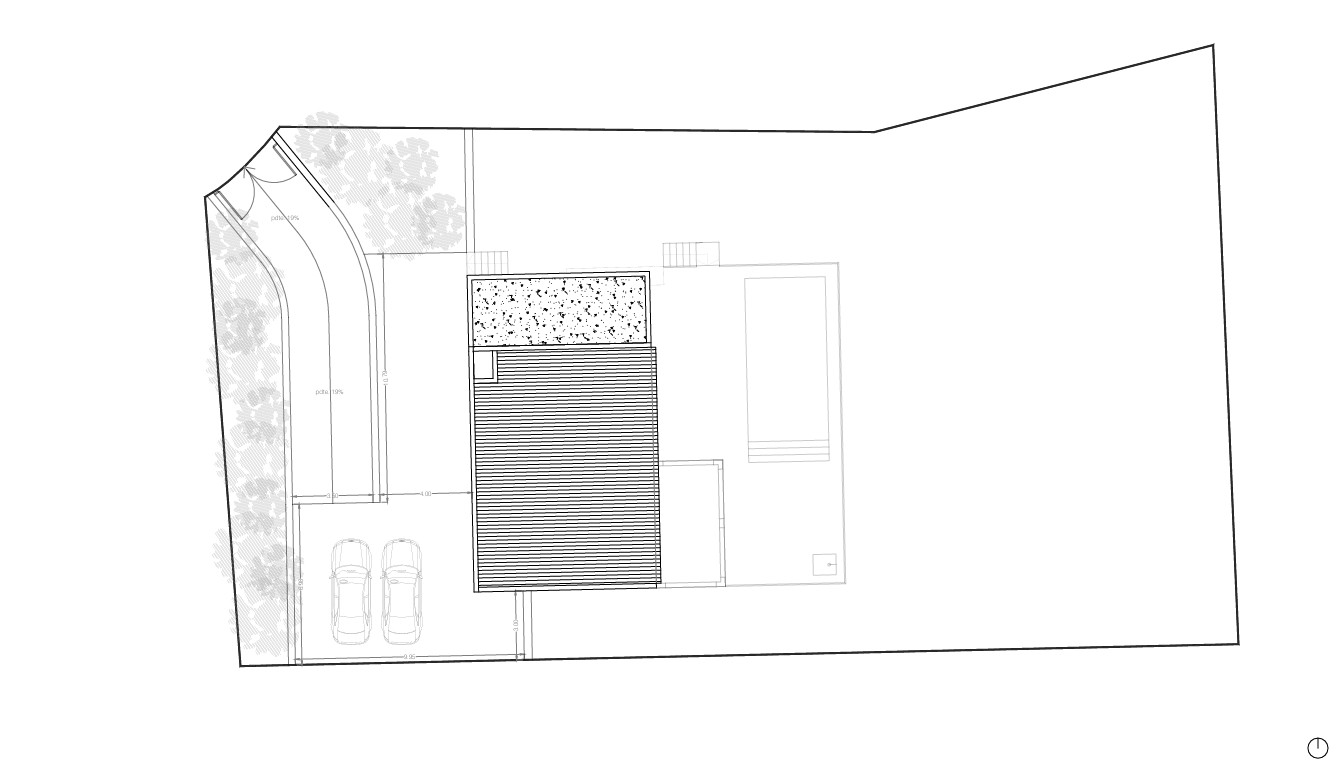 Plan de masse détaillant l'implantation de la villa sur le terrain, incluant l'accès carrossable, le parking pour deux voitures et la zone de la piscine privée.