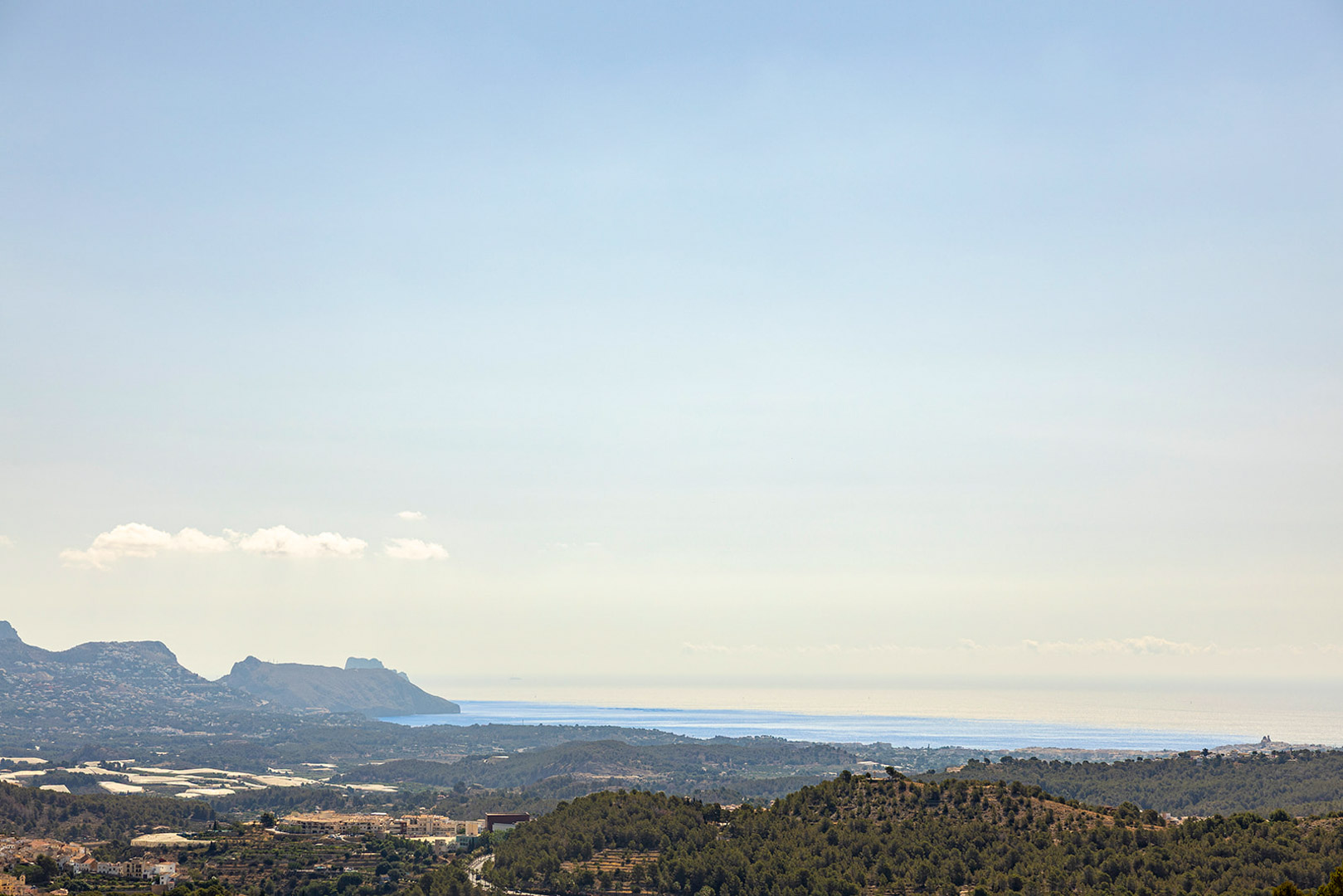 Vues panoramiques dégagées sur la mer Méditerranée et le relief montagneux côtier depuis la position surélevée de la propriété.