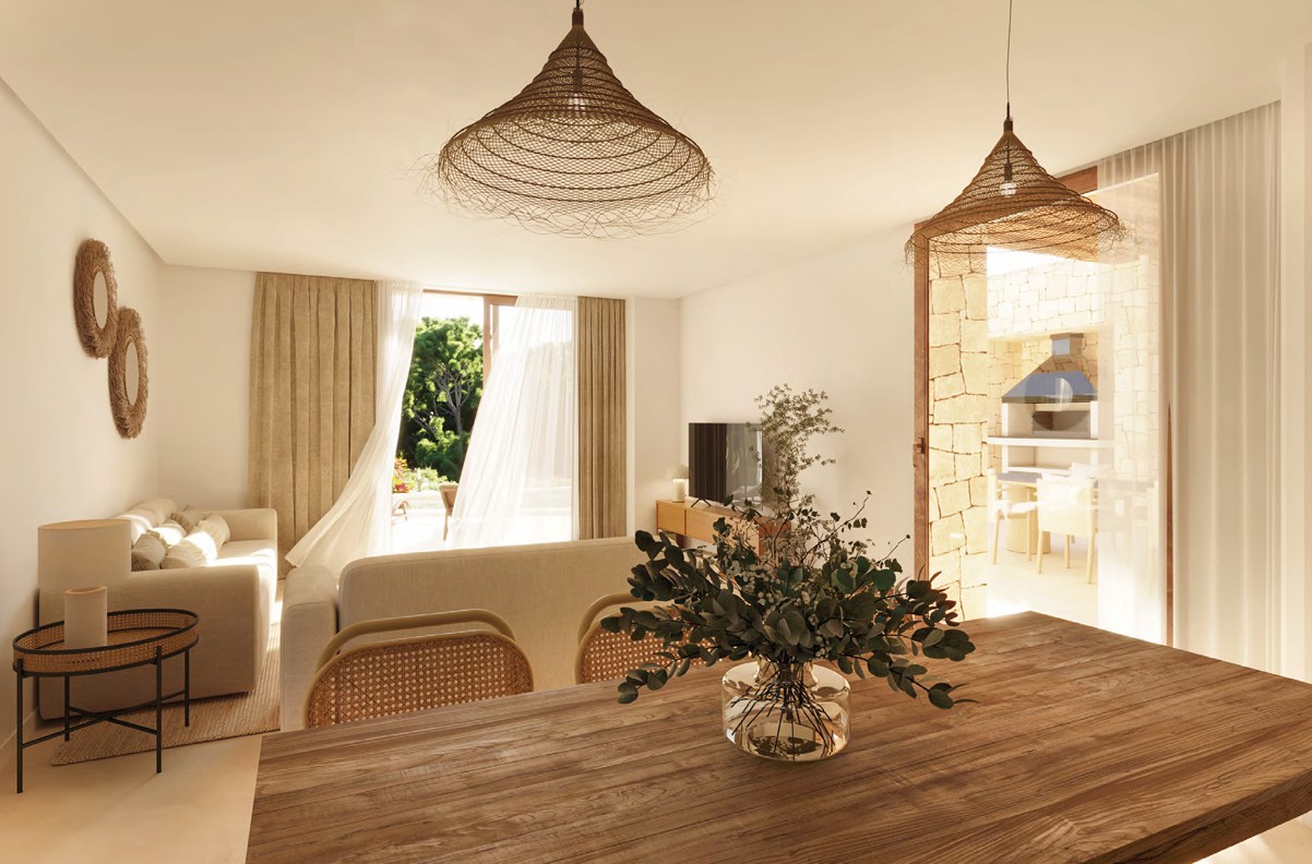 Salle à manger lumineuse avec table en bois rustique et suspensions en fibre naturelle.