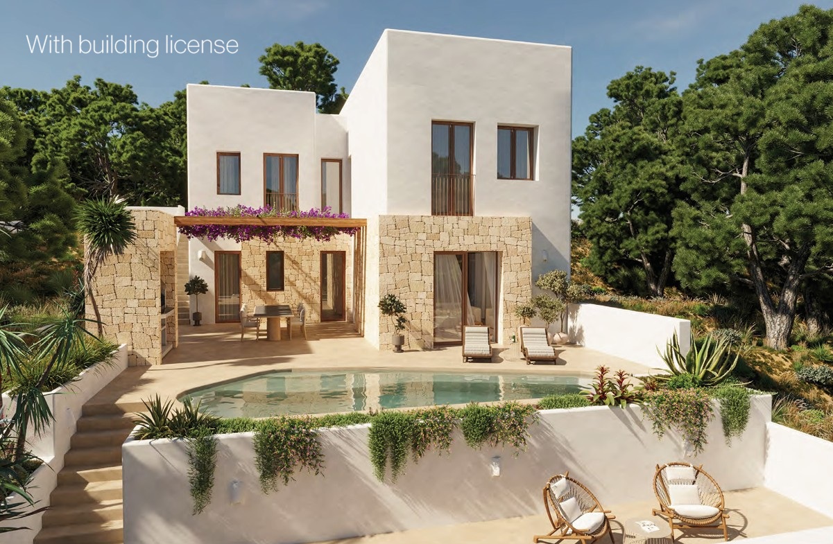 Vue extérieure de la villa avec piscine, terrasse avec transats et coin salon avec fauteuils en osier.