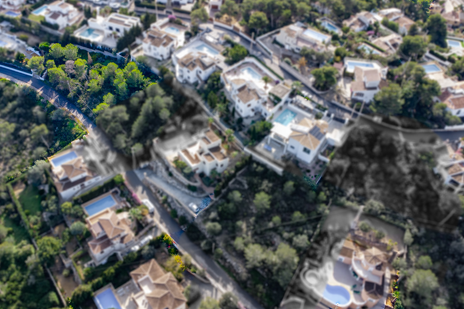 Vue aérienne du terrain à bâtir de 1521 m2 en pente, arboré de pins, situé dans un quartier résidentiel calme à proximité des calanques de Jávea.