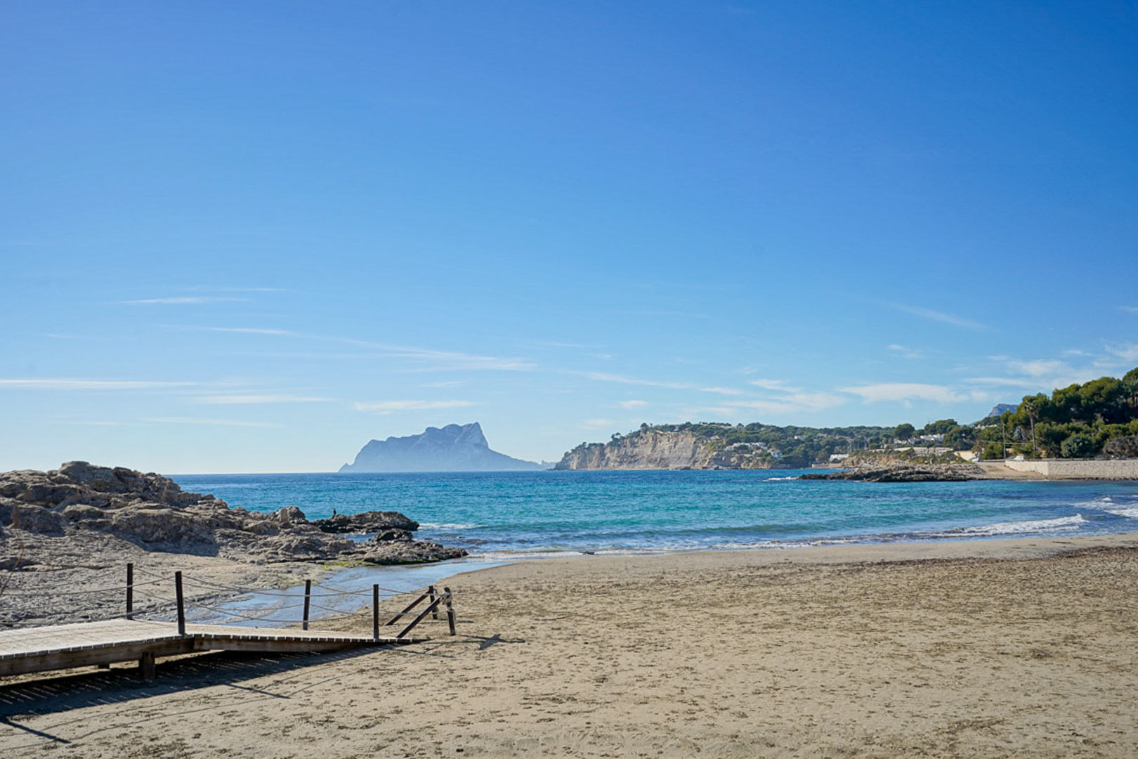 Terrain d'angle à Moraira avec potentiel de vue sur la mer