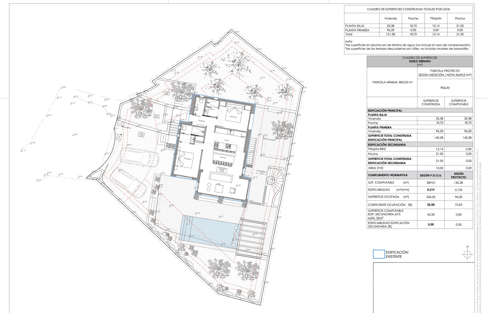 Plan de masse architectural détaillé et aménagement du premier étage, illustrant la distribution intérieure, l'espace piscine, le parking et les tableaux de surfaces.