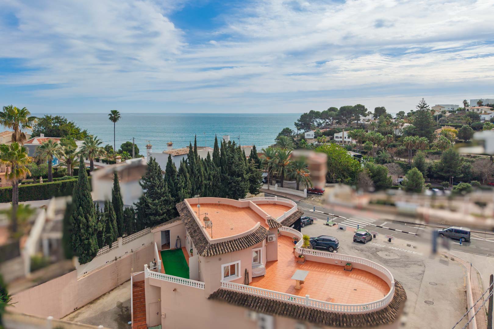 Vue panoramique sur la mer Méditerranée depuis la terrasse, illustrant le paysage côtier, la végétation locale et l'architecture typique de Benissa.