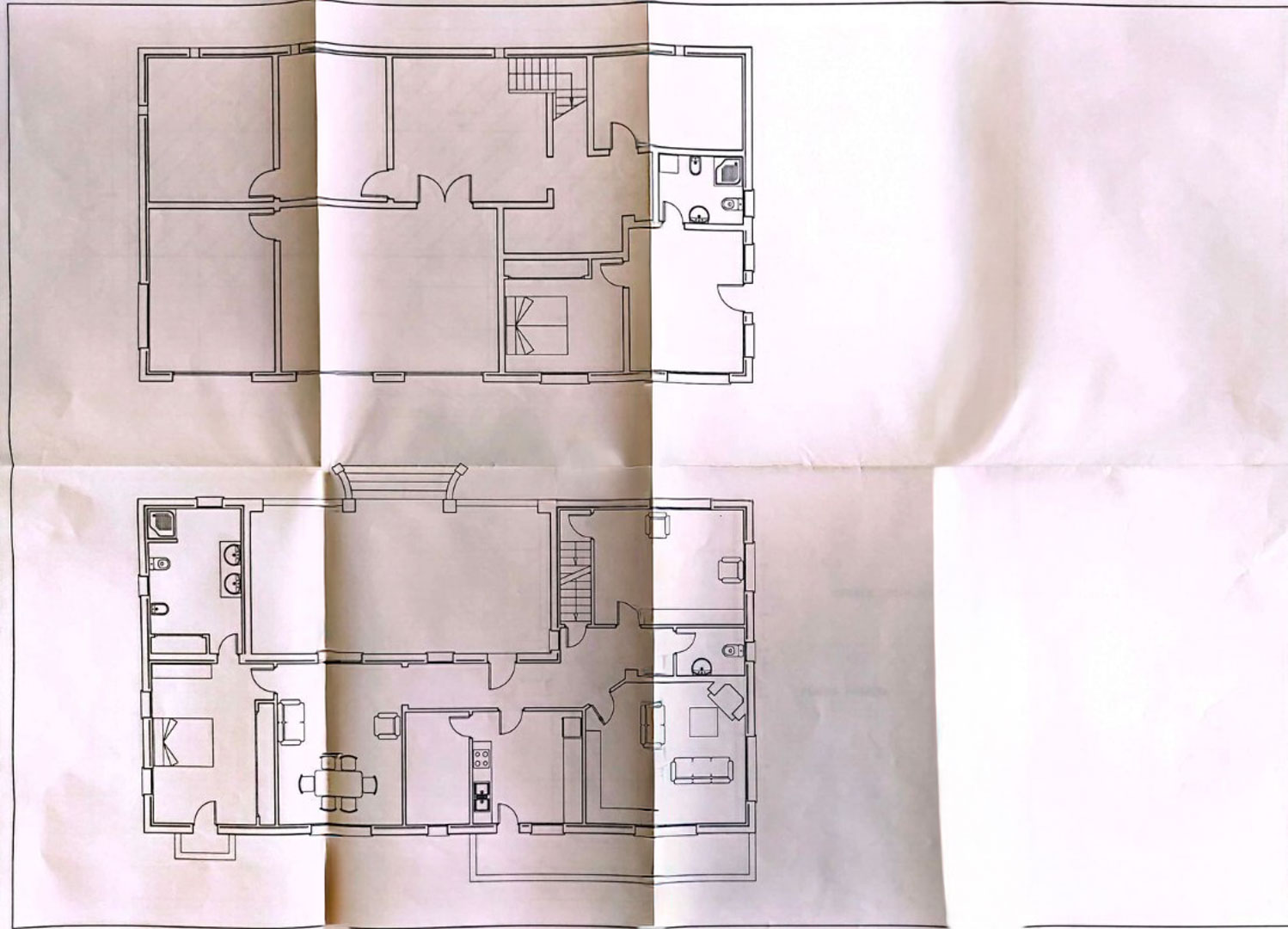 Plan architectural détaillé présentant la distribution des deux niveaux de la résidence, incluant les pièces, les escaliers et les terrasses extérieures.