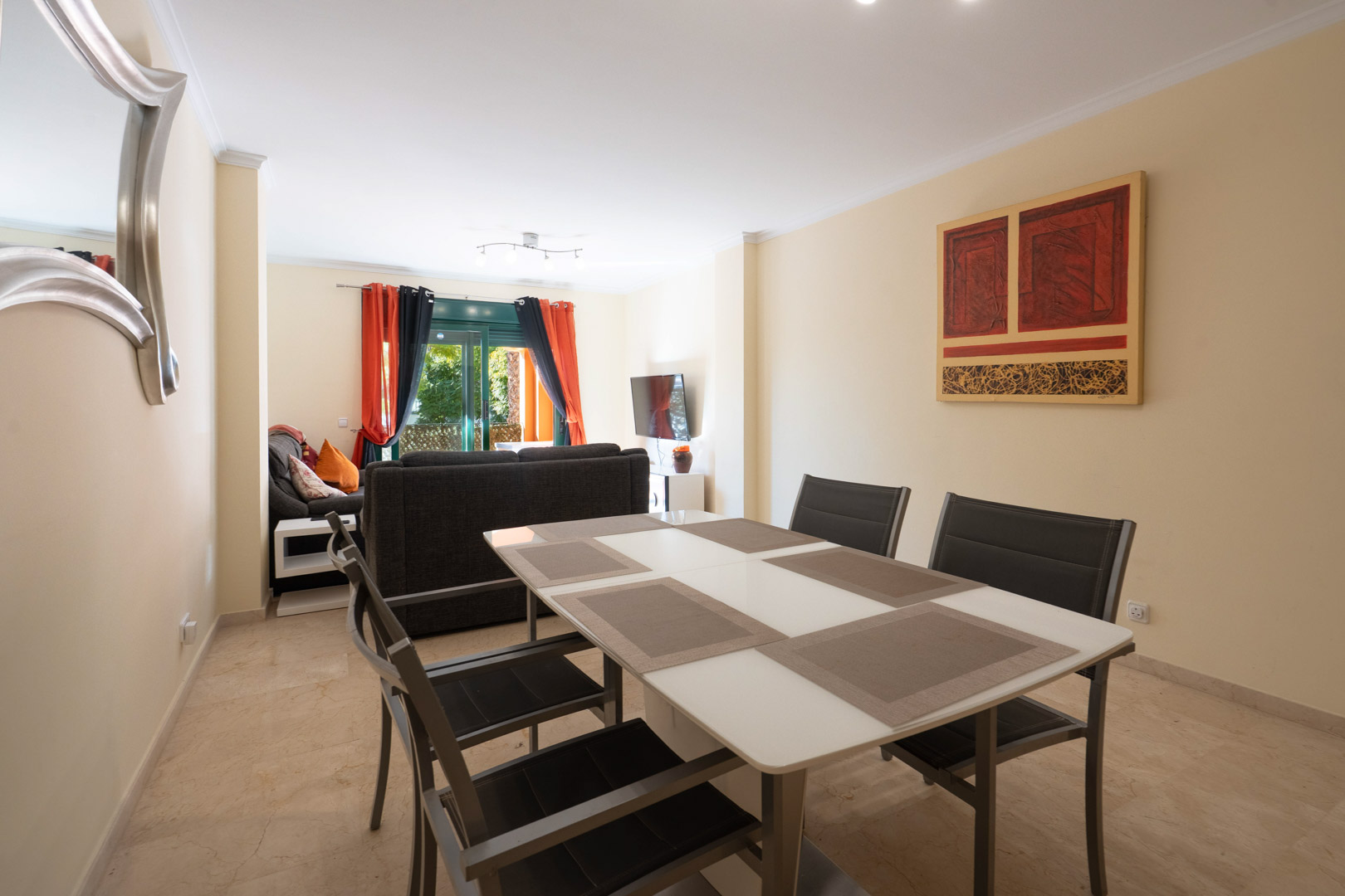Salon-salle à manger à aire ouverte avec sol en marbre, mobilier contemporain et accès direct à la terrasse par de grandes baies vitrées.