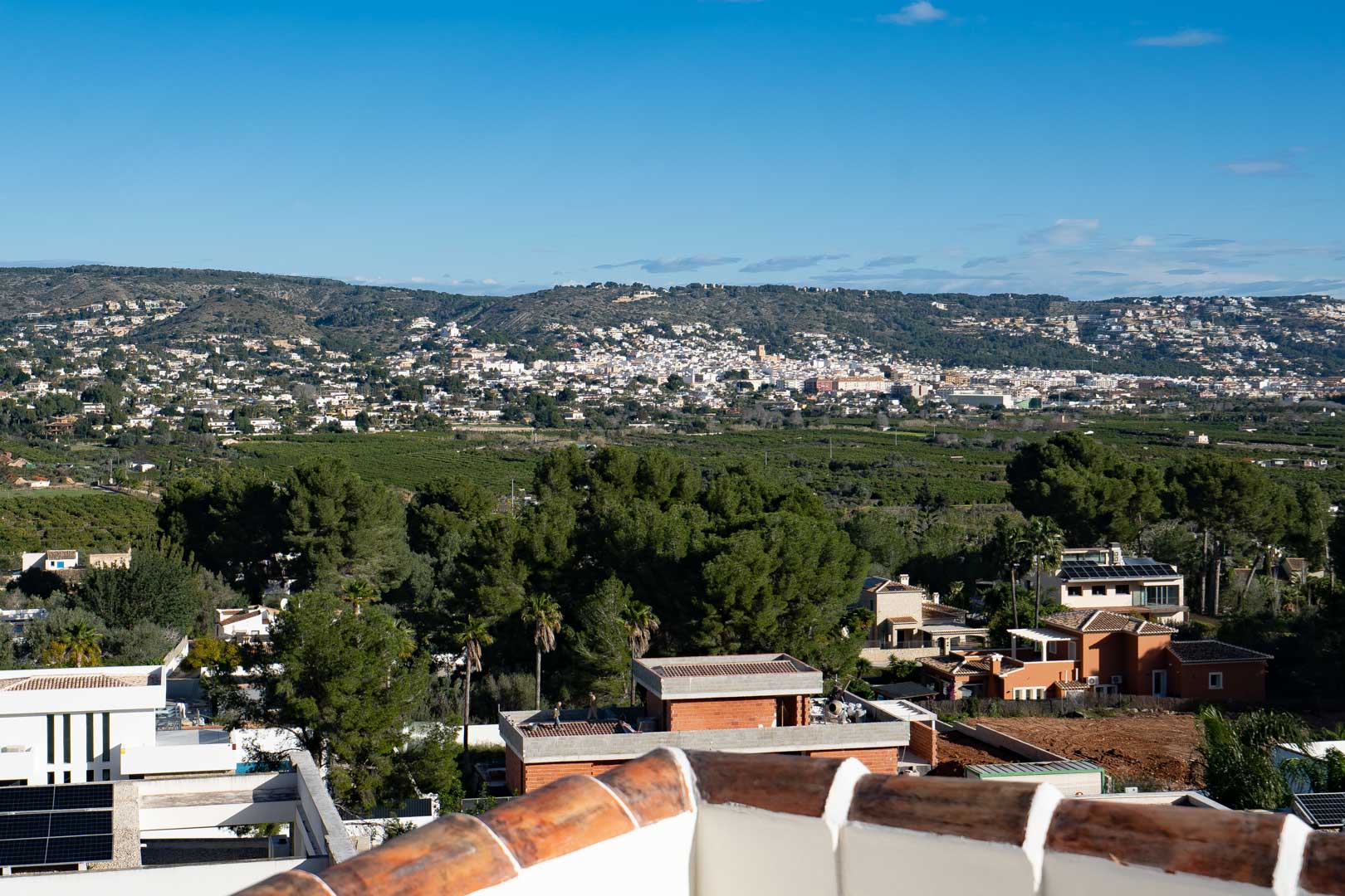 Vues panoramiques depuis la terrasse supérieure sur la vallée et les collines, illustrant la végétation méditerranéenne et le cadre résidentiel paisible.