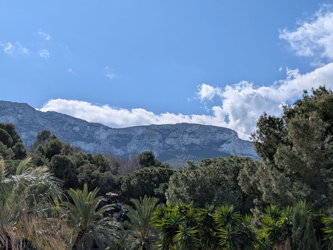 Vues dégagées sur le parc naturel du Montgó depuis la propriété, entourée d'une végétation méditerranéenne de pins et de palmiers.