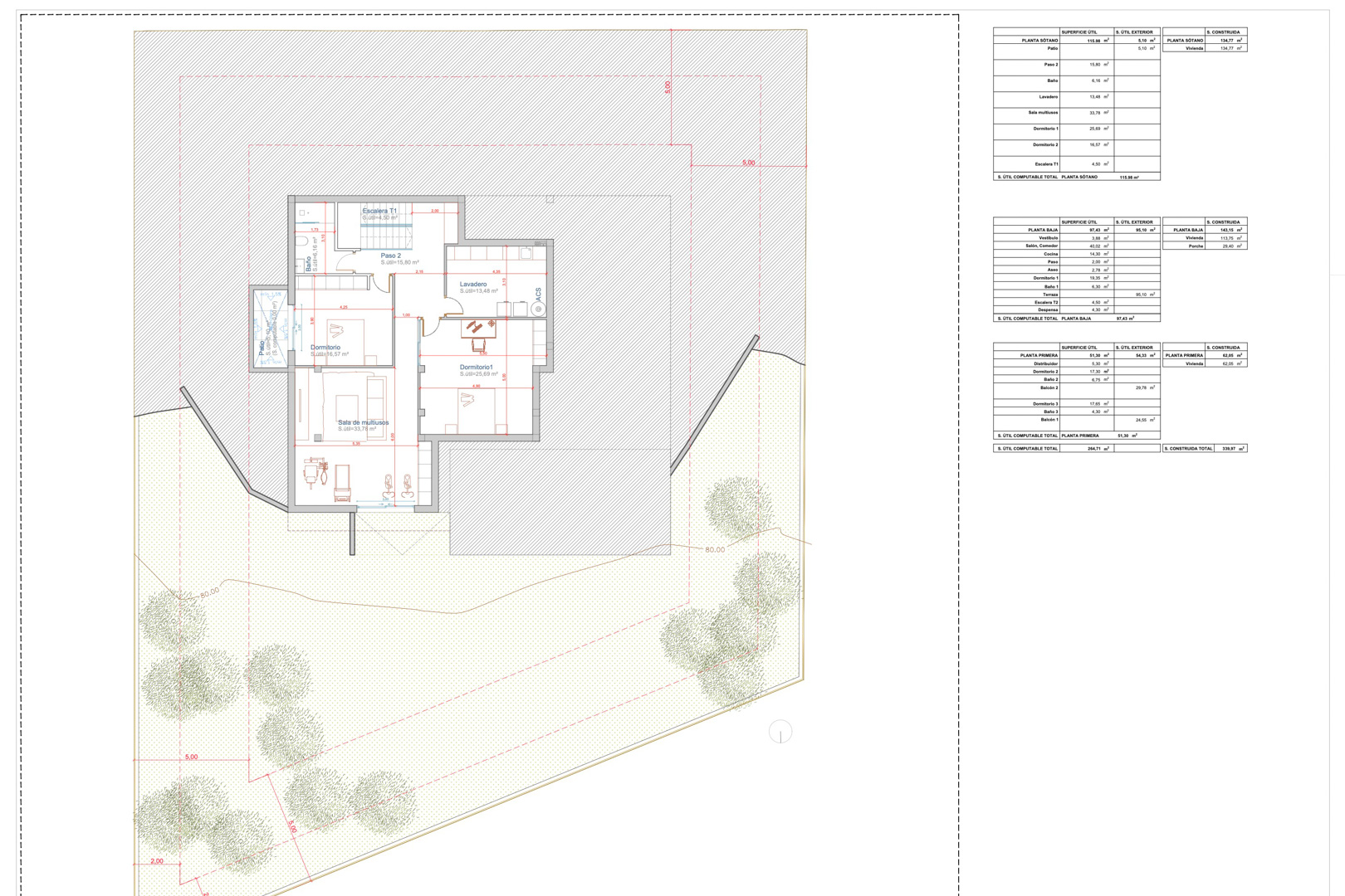 Plan technique détaillé du sous-sol et de la parcelle, illustrant la disposition de la salle polyvalente, des chambres supplémentaires et des zones de service.
